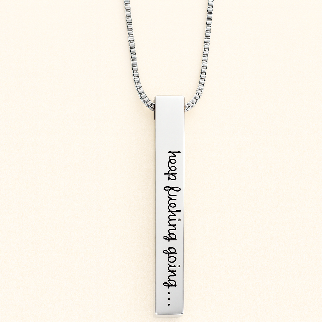 Collier personnalisé avec nom gravé en cube